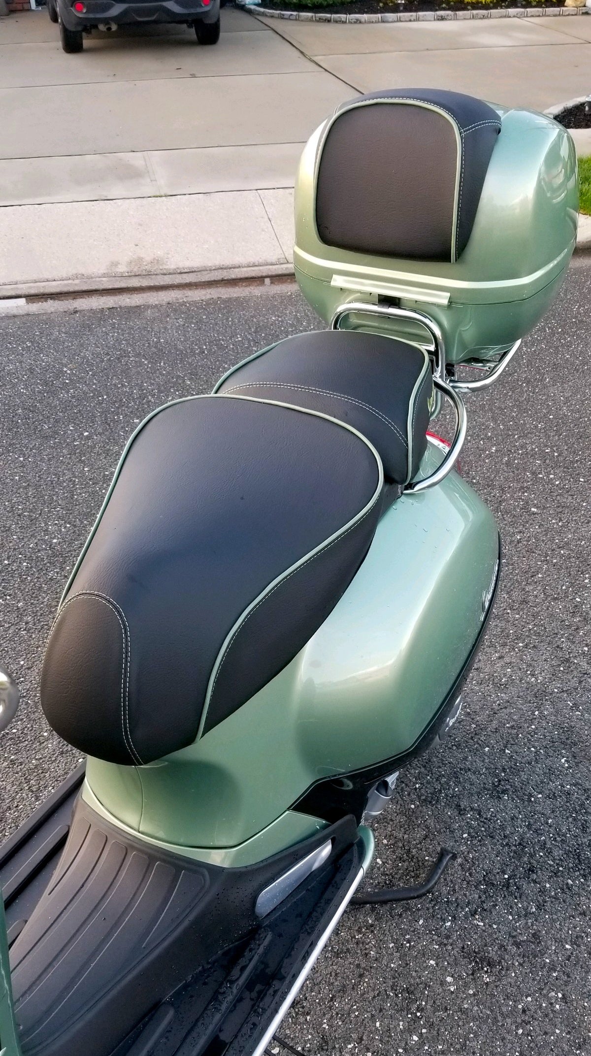 Vespa GTV seat cover with green piping accents