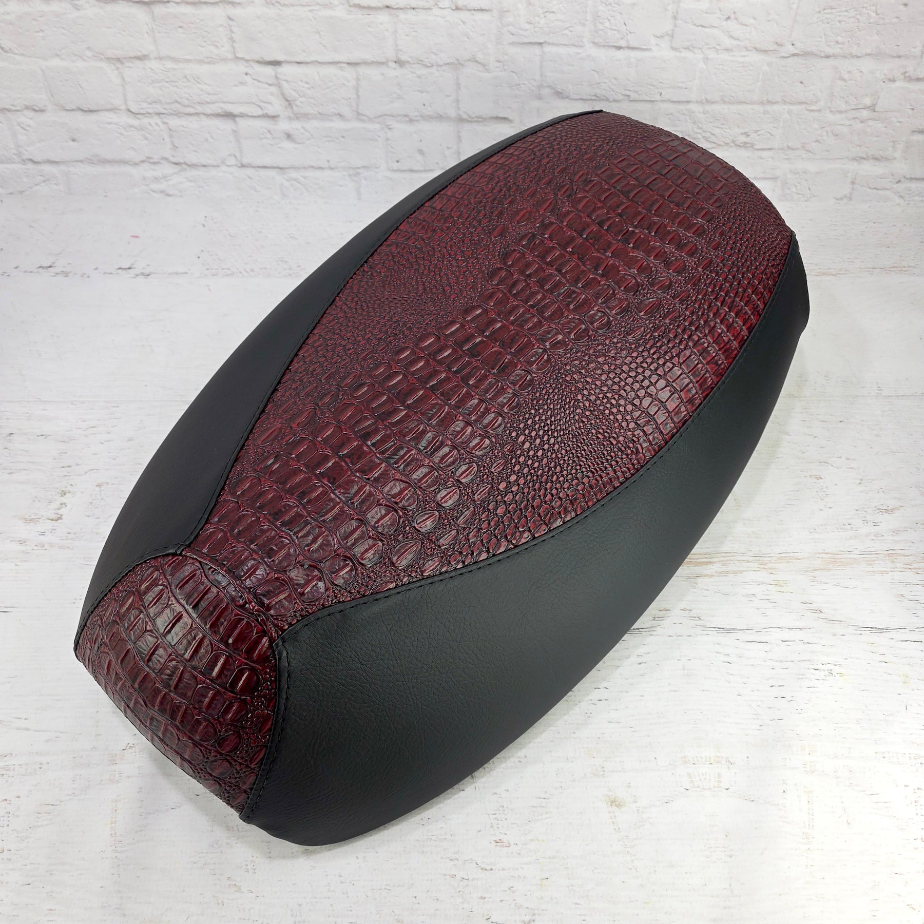 Yamaha スクーター 黒・赤 ダイヤモンドシート Yamaha Vino 125 Ruby Garnet Gator Seat Cover – Cheeky Seats