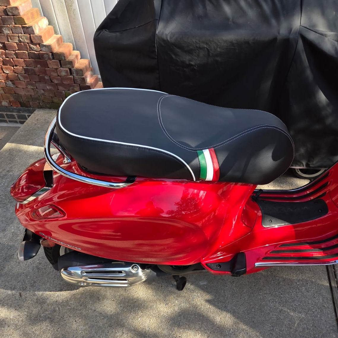 Vespa Sprint Primavera Black with Italian Racing Stripes – Cheeky