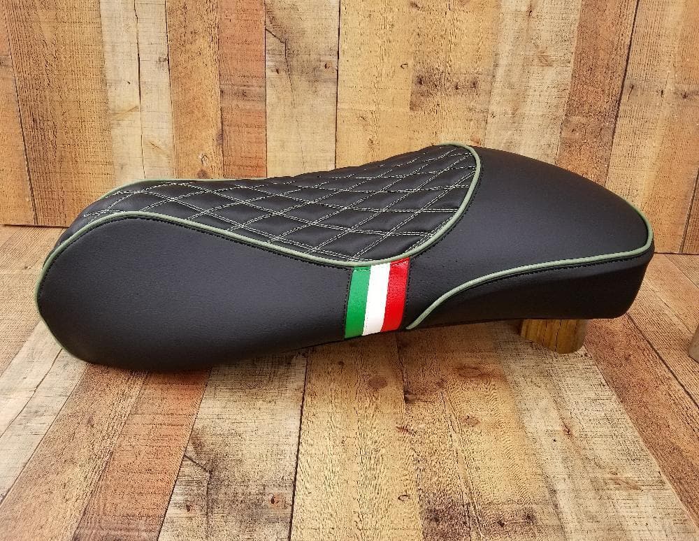 Vespa Eurogel GTS seat cover with diamond stitching and Italian stripes