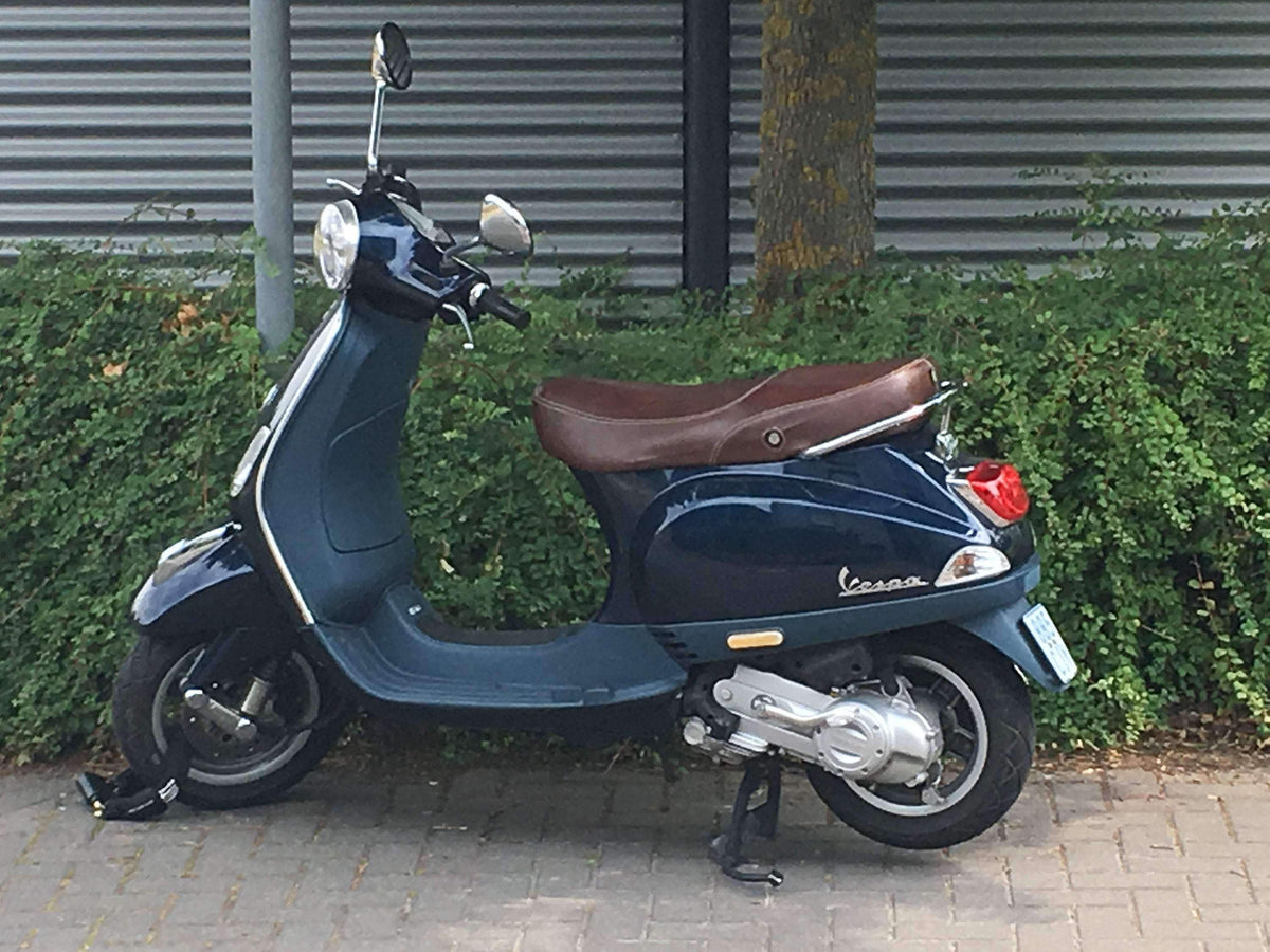 Vespa LX whiskey brown seat cover French seams detail